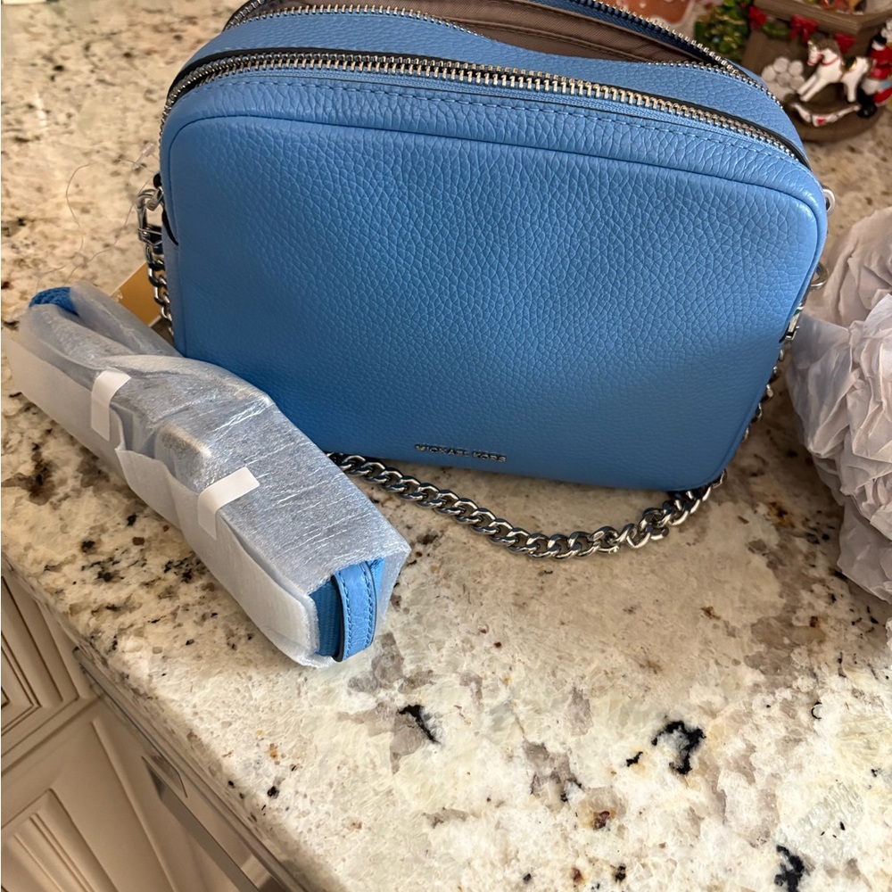 ❗️❗️Michael Kors Sky Blue Leather Crossbody😍 - Picture 2 of 9